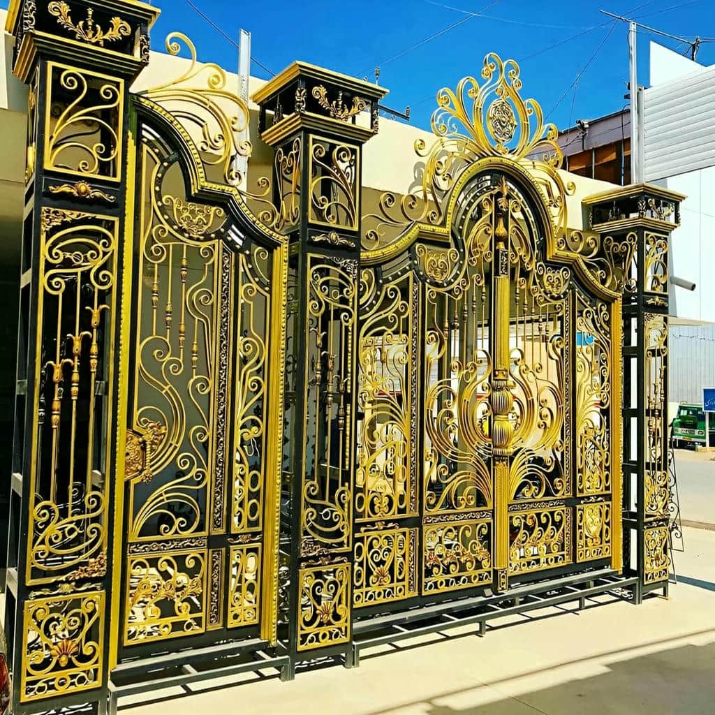 درب ریلی فلزی باغ با زیرسازی دقیق برای نصب ریل