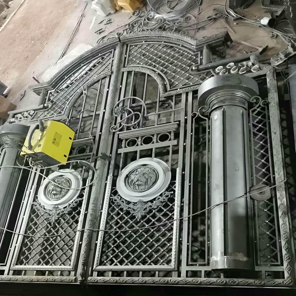 درب ویلایی ریلی محوطه باغ با طرح مدرن ساده