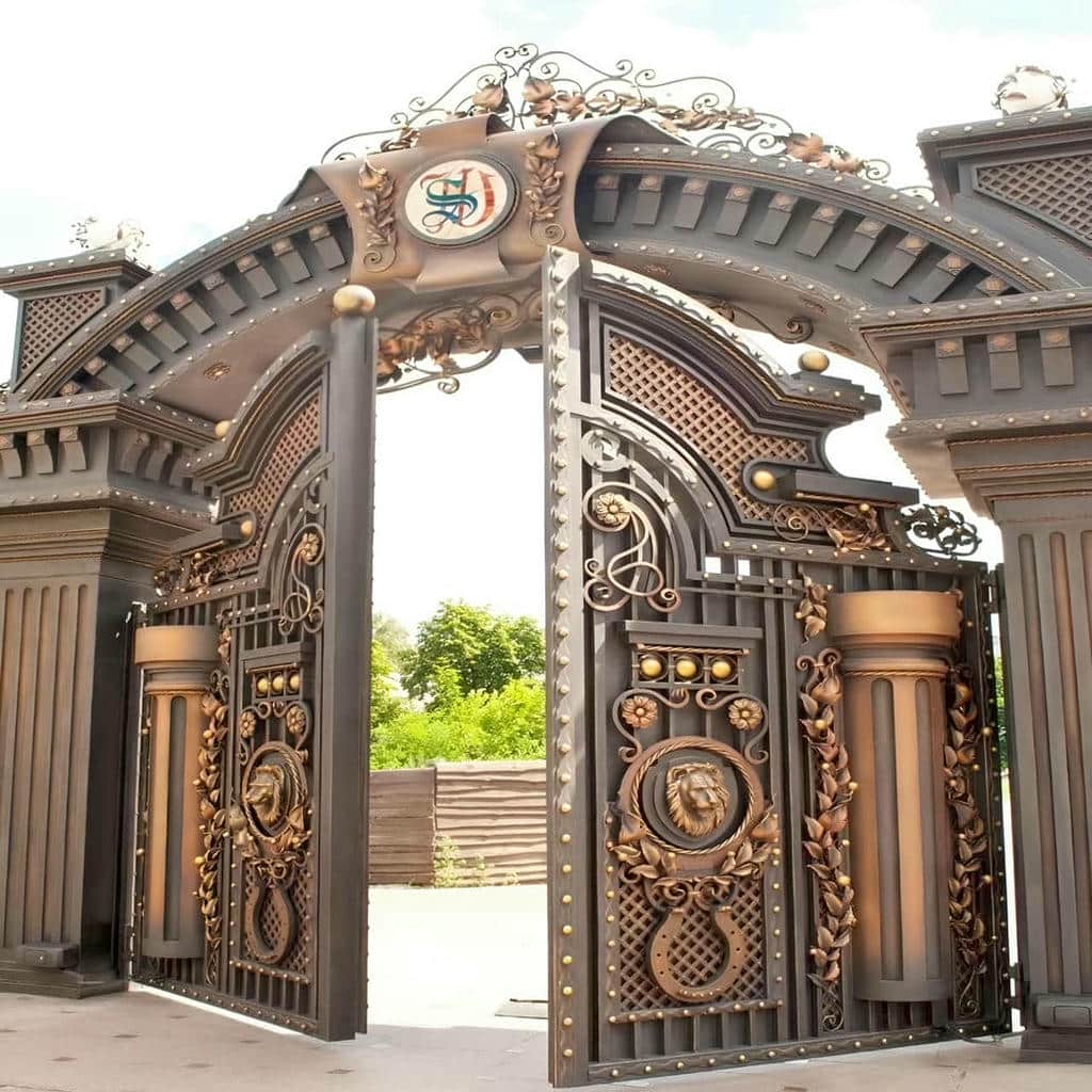 درب حیاط CNC پنل مشبک در حال نصب روی چهارچوب فلزی
