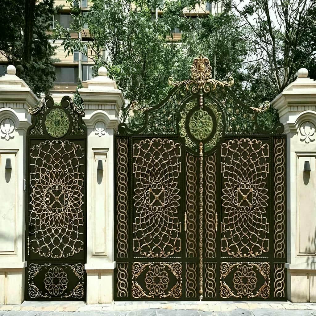 درب ویلایی سفید طلایی نمای کلاسیک با طرح فرفورژه