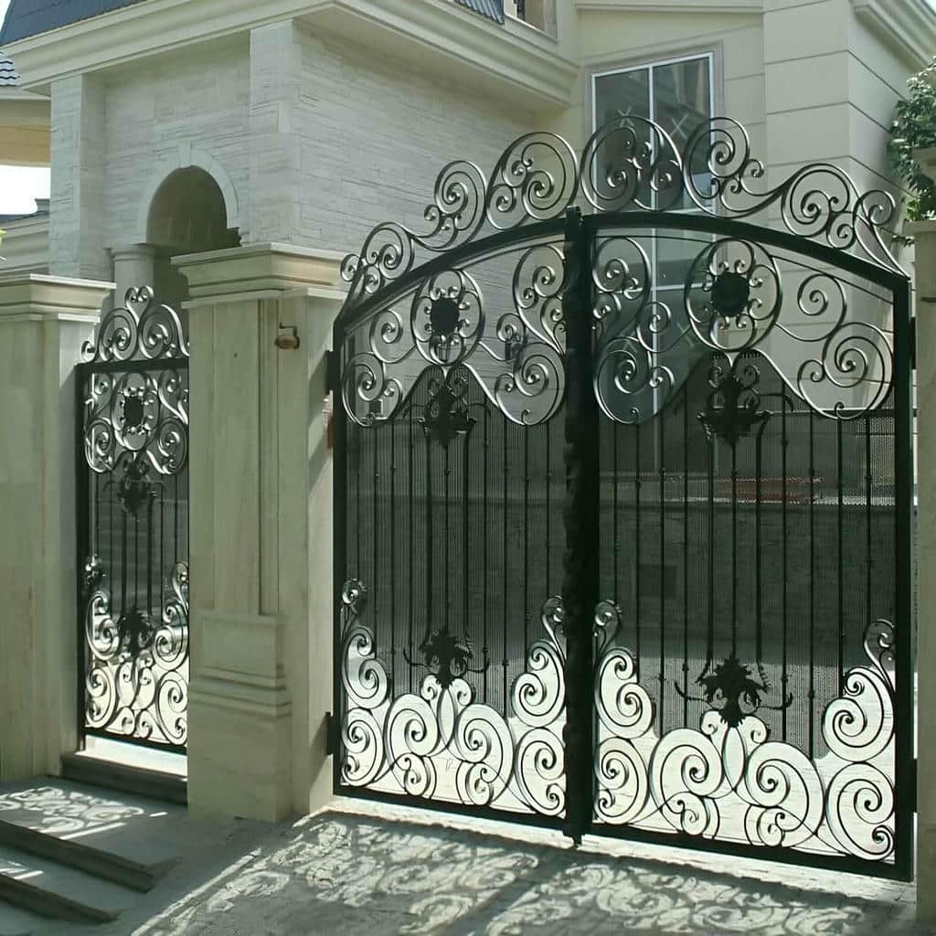 درب کلاسیک آهنی کتیبه دار با پوشش ضد زنگ برای دوام بیشتر