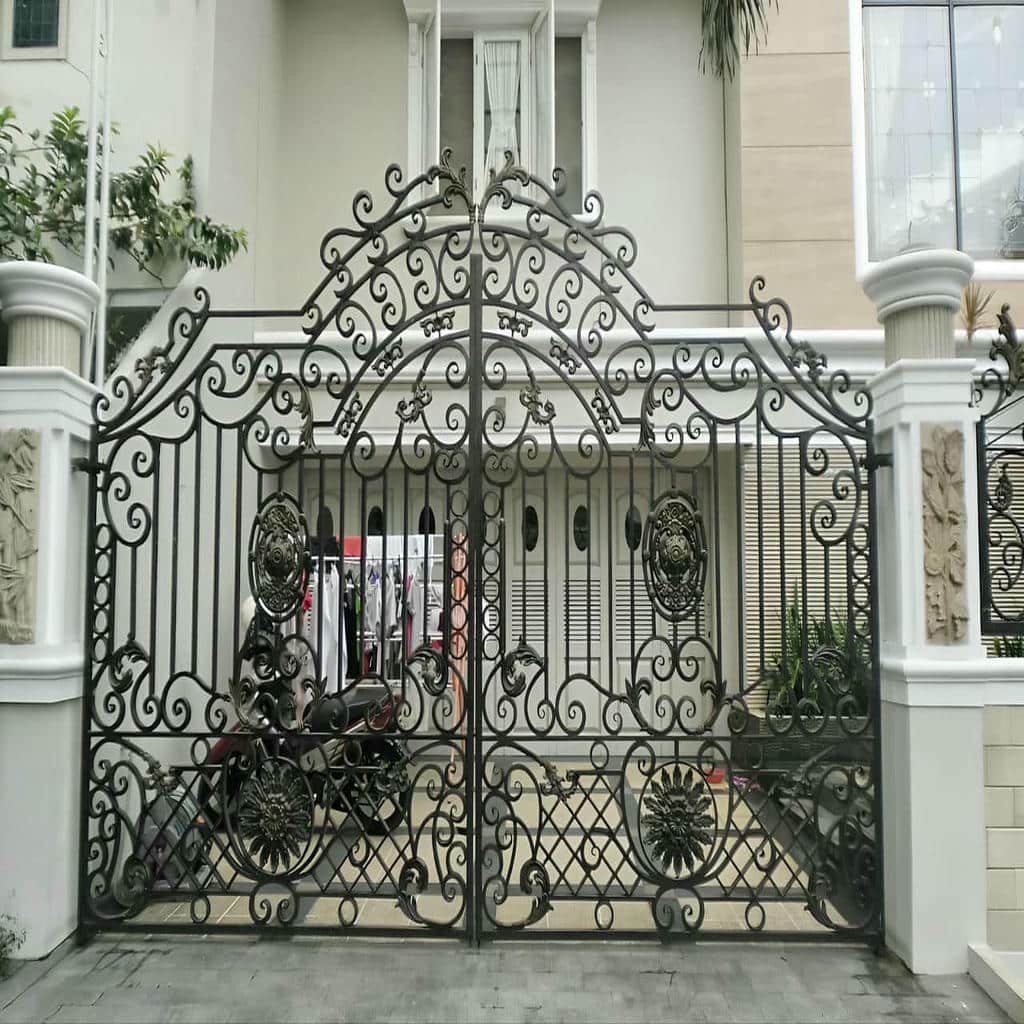 درب پارکینگ فرفورژه نمای رومی با قاب بندی کلاسیک