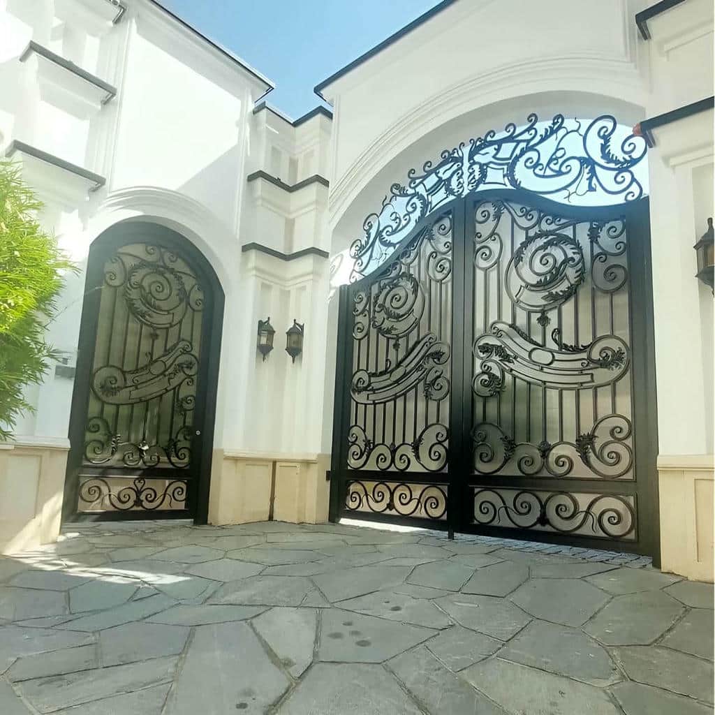 درب حیاط مشبک نورگیر با پوشش ضد زنگ و رنگ کوره ای
