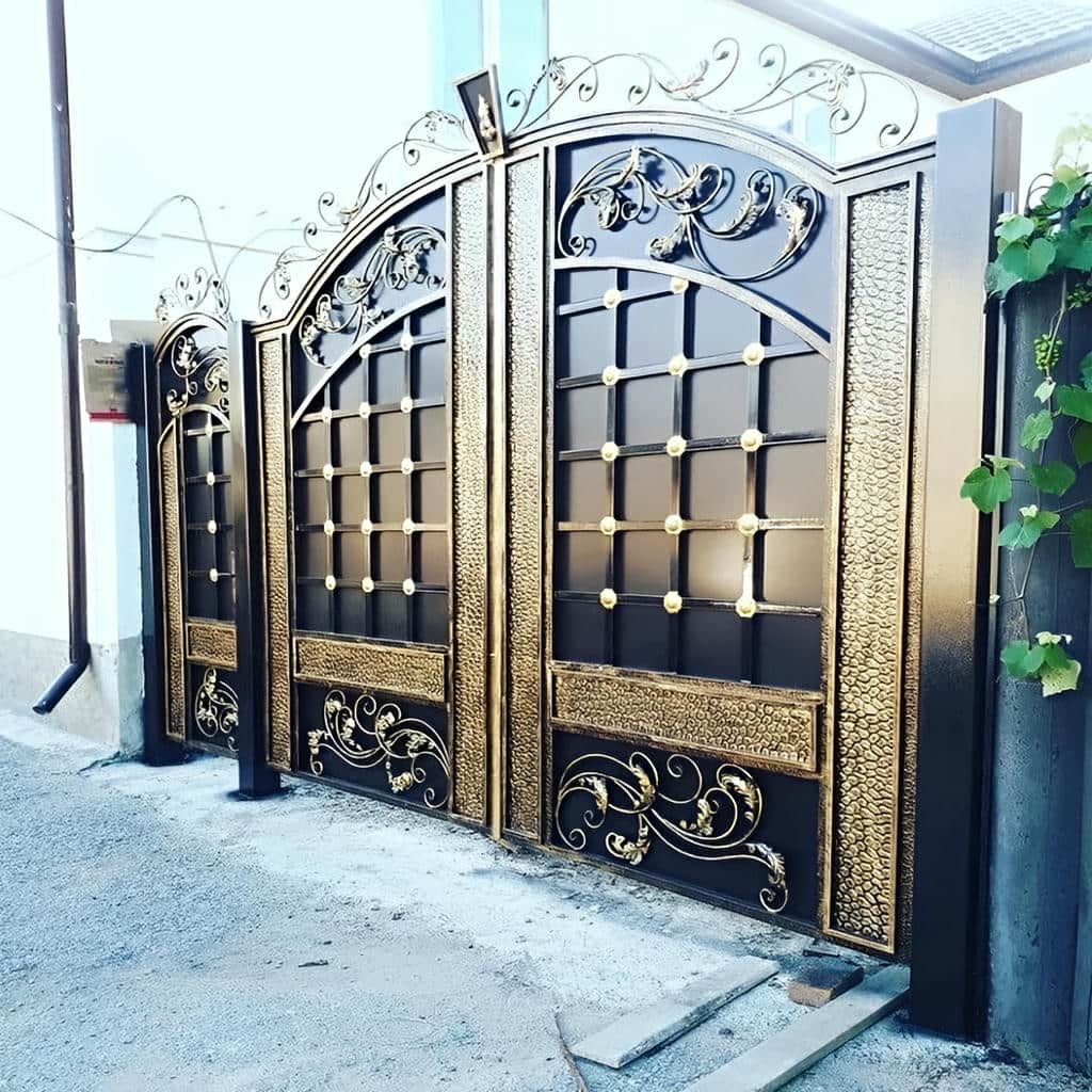 درب پارکینگ مشکی طلایی لوکس با طرح فرفورژه