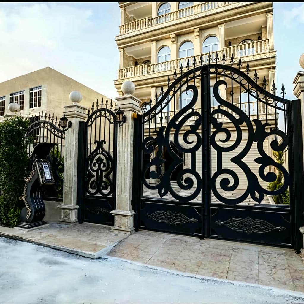 درب حیاط مشبک نورگیر با خطوط منظم و عبور نور طبیعی