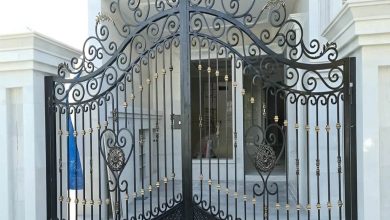 درب پارکینگ کلاسیک کتیبه دار با رنگ مشکی و تاج تزئینی