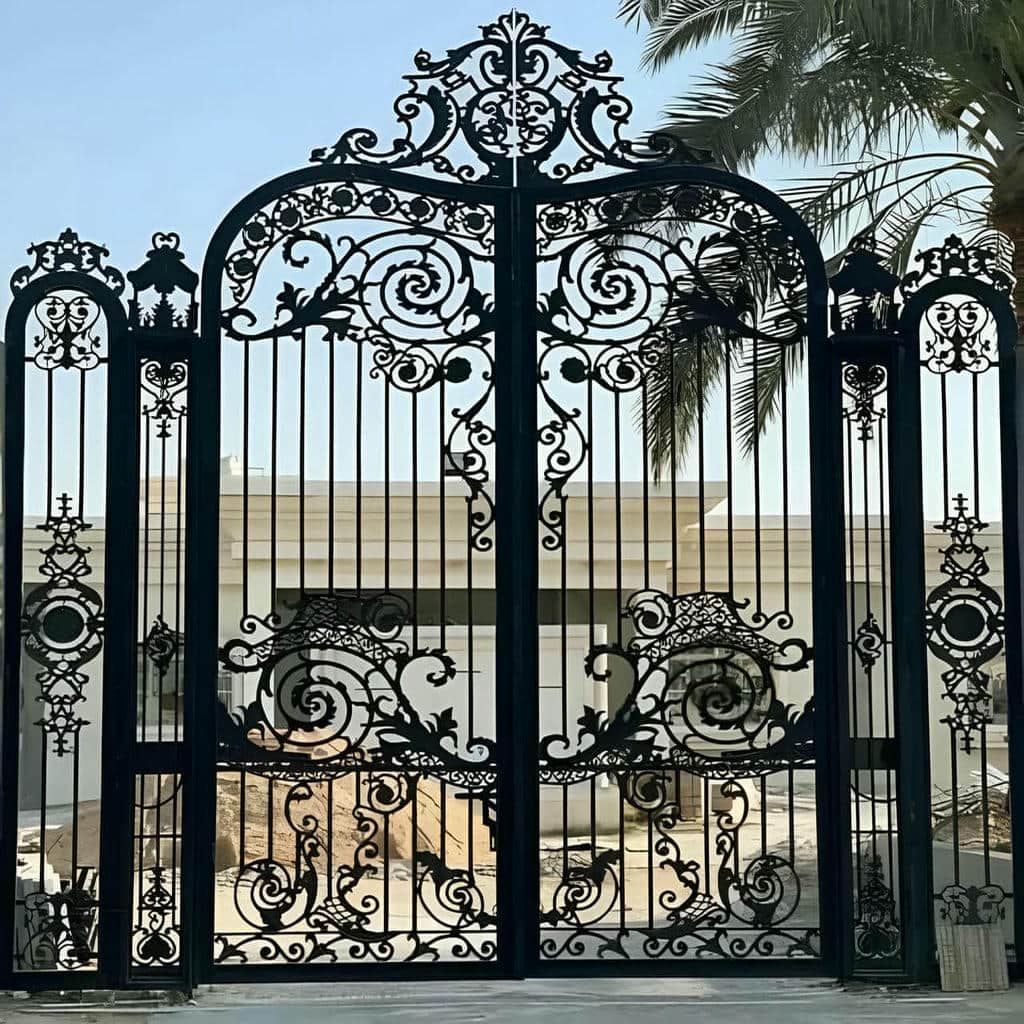 درب آهنی دو لنگه ورودی ساختمان با طرح کلاسیک و فرفورژه ظریف