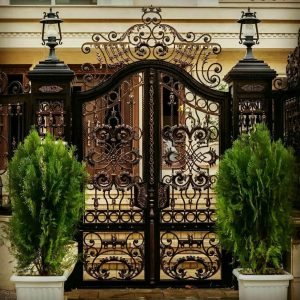 درب حیاط فلزی طرح چوب با رنگ گردویی و قاب آهنی مقاوم