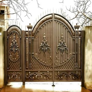 درب پارکینگ کشویی محوطه با رنگ مشکی و طرح ساده