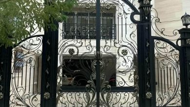 درب پارکینگ حیاط لولایی با رنگ مشکی و قاب ساده