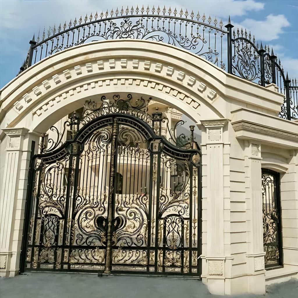 درب حیاط بزرگ پارکینگ با قفل مقاوم و دستگیره فلزی