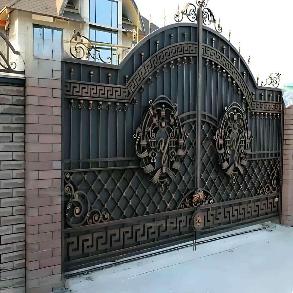 درب حیاط ورودی جنوبی با خطوط ساده و ظاهر مدرن
