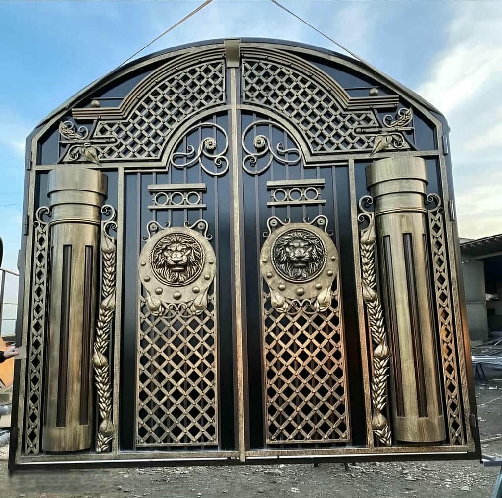 درب ویلایی قاب دار محوطه با رنگ مشکی مات