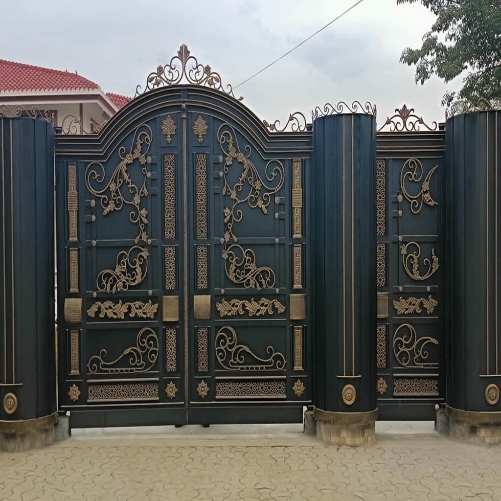 درب حیاط بزرگ پارکینگ با ساختار ریلی مناسب فضای محدود