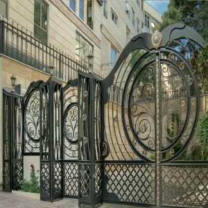 درب پارکینگ مدرن با پنل مشبک با رنگ مشکی مات