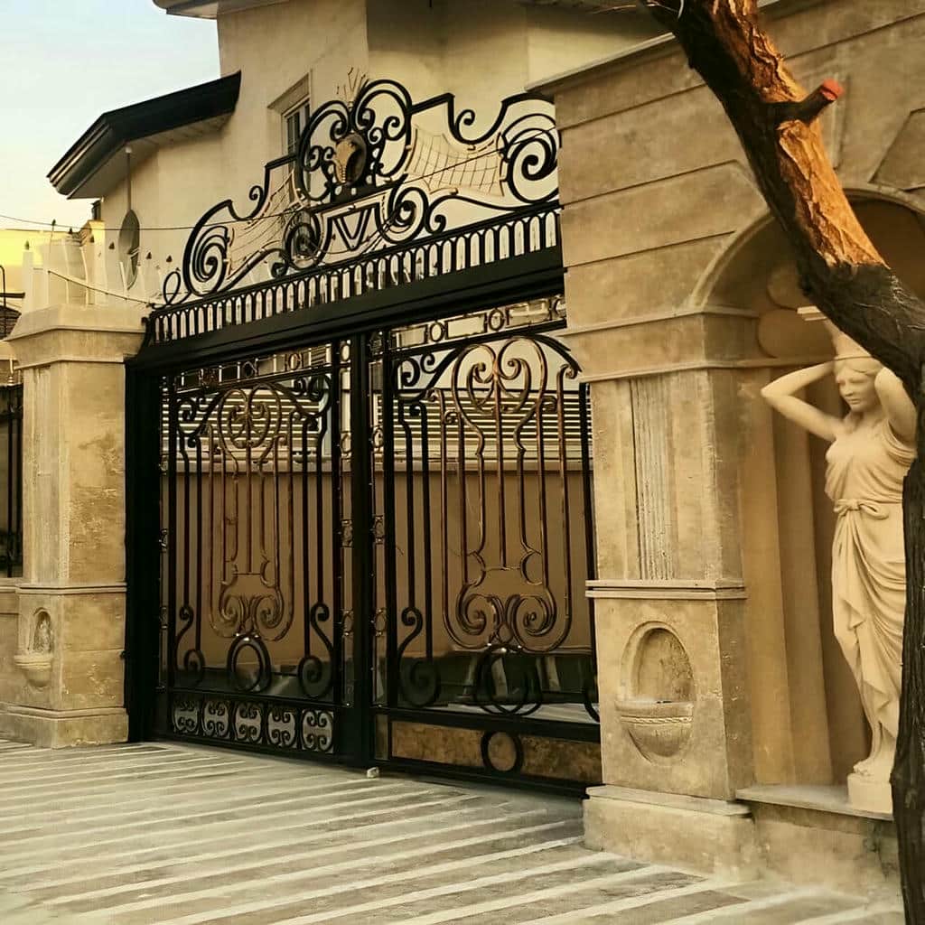 درب حیاط نمای آجری با قاب آهنی مقاوم و رنگ مشکی مات