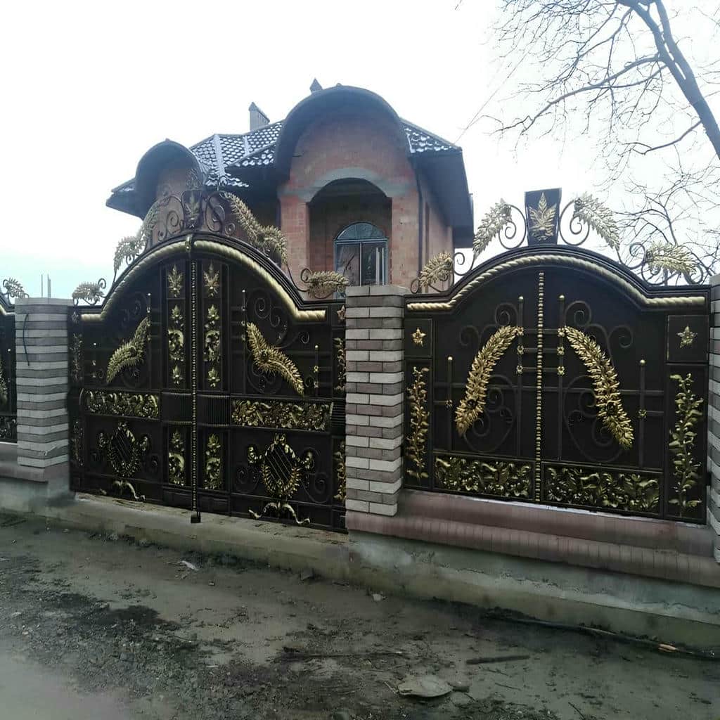 درب ویلایی قاب دار محوطه هماهنگ با نمای ویلا