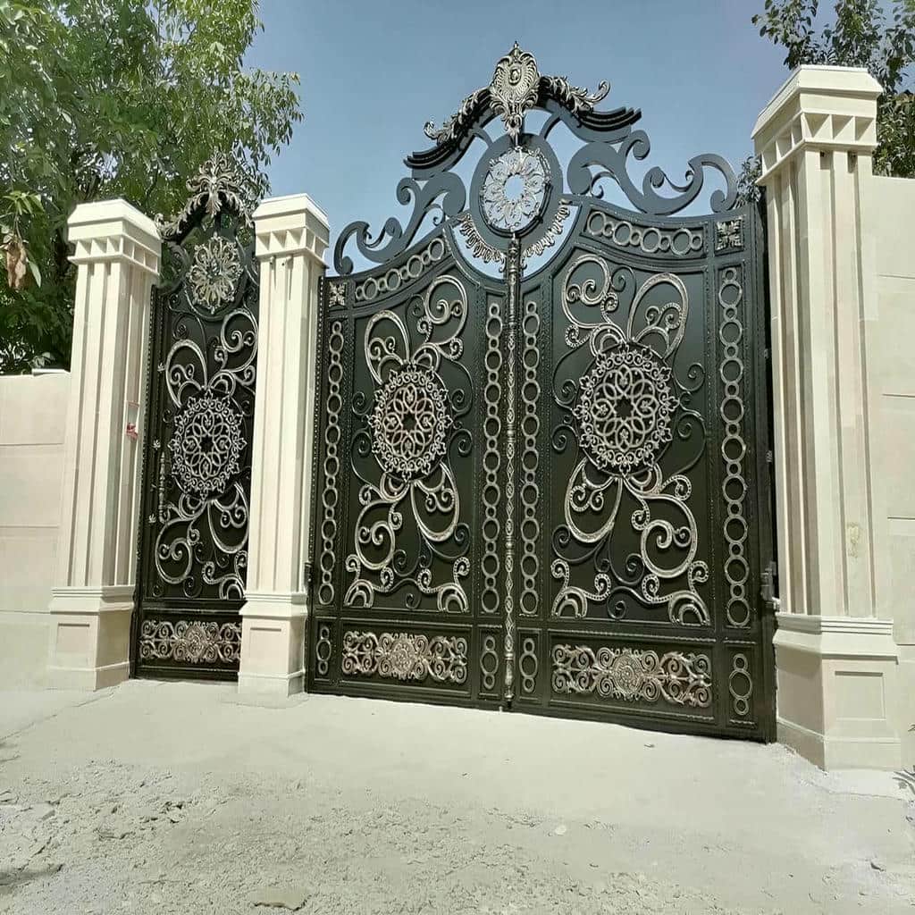 درب حیاط نمای آجری مناسب ورودی ماشین رو