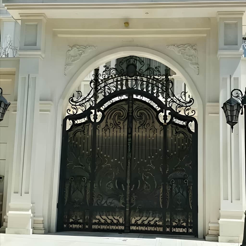 درب پارکینگ ویلایی دو لنگه با طرح فرفورژه کلاسیک