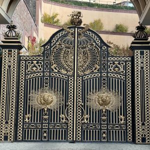 درب حیاط برش لیزری هندسی با الگوی مربع و رنگ مشکی مات