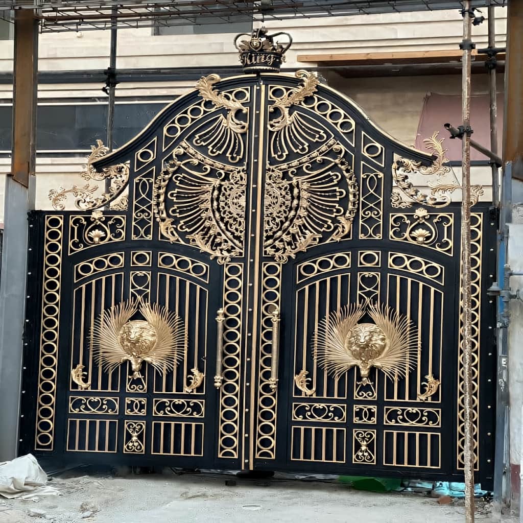 درب حیاط فرفورژه نمای رومی با طرح پیچک و جزئیات ظریف