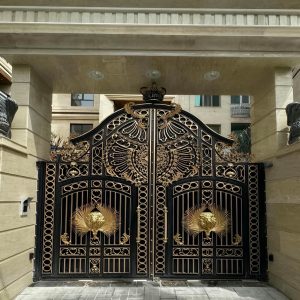 درب فرفورژه گل دار ساختمان با گل فلزی برجسته و قاب کلاسیک
