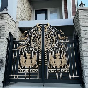 درب حیاط مشبک نورگیر با قاب آهنی مقاوم و رنگ مشکی مات