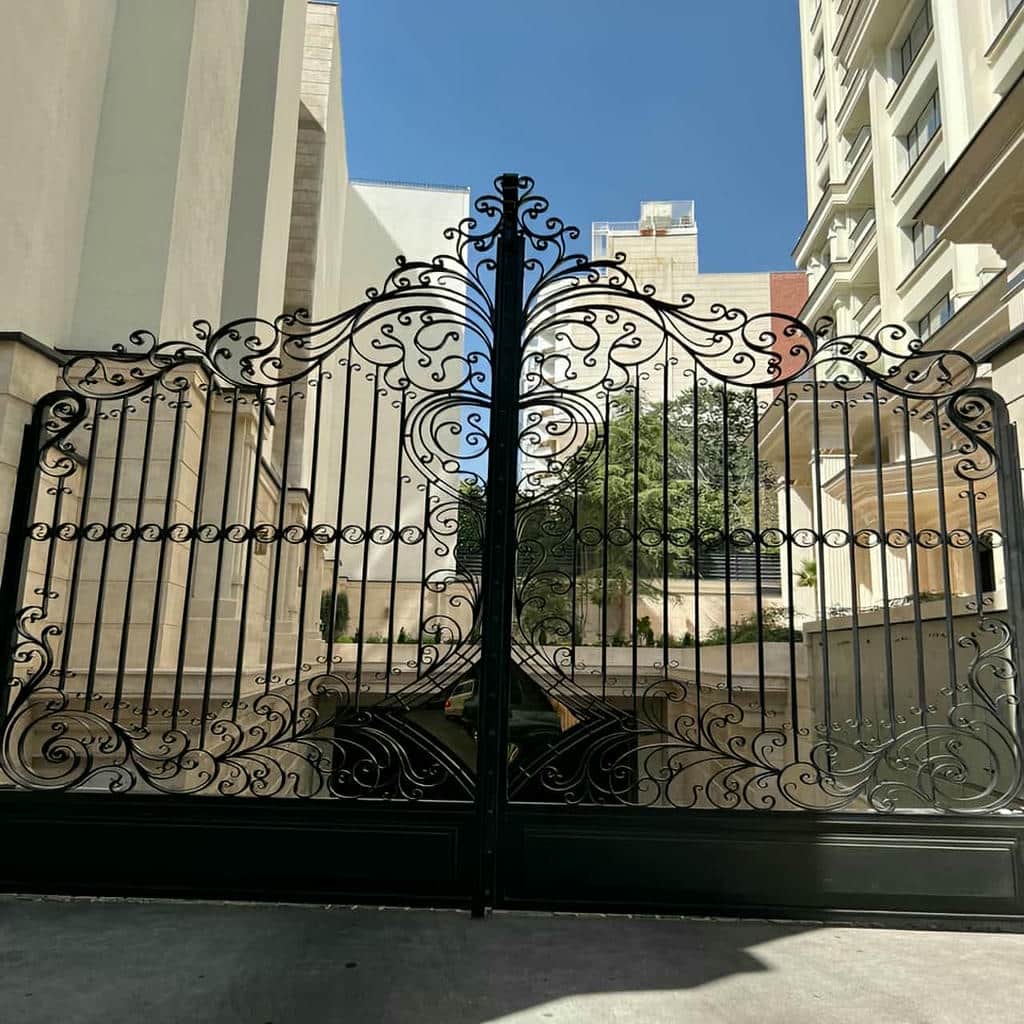 درب فلزی پارکینگ دو لنگه با بدنه پوشیده برای کنترل دید