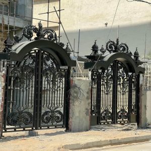 درب حیاط پانل دار با قاب آهنی مقاوم و رنگ مشکی مات