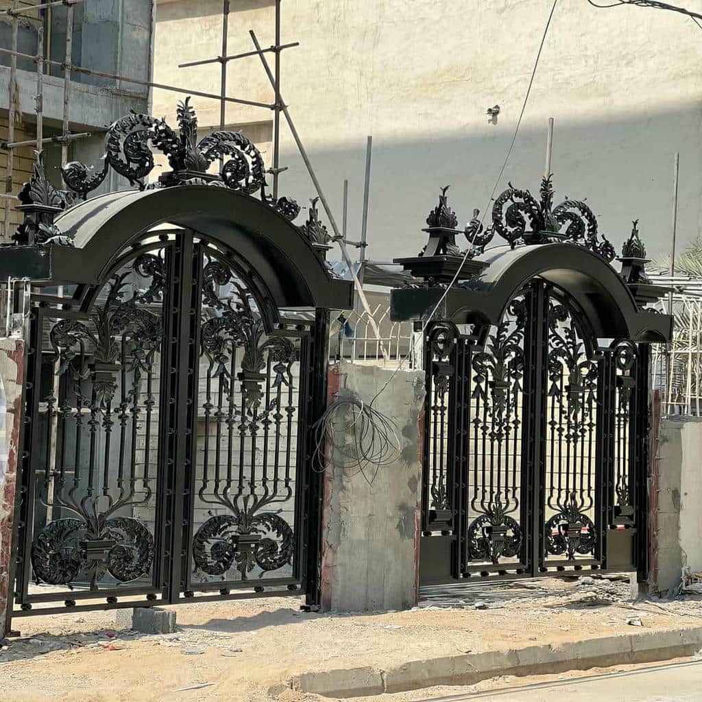 درب حیاط پانل دار با قاب آهنی مقاوم و رنگ مشکی مات