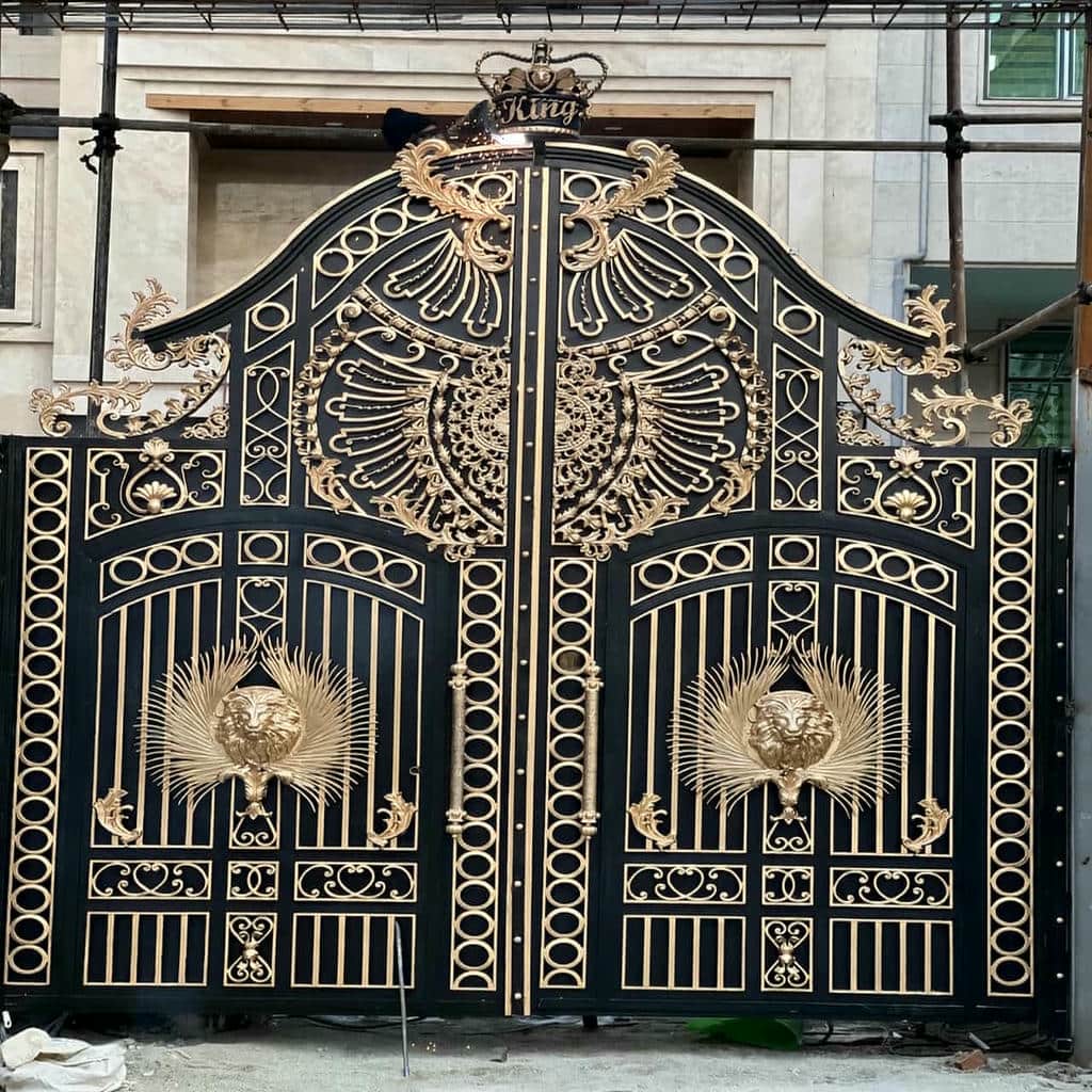 درب پارکینگ ویلایی دو لنگه با قاب بندی فلزی منظم