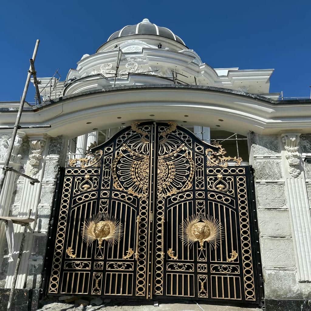 درب حیاط نمای آجری در حال نصب روی چهارچوب فلزی