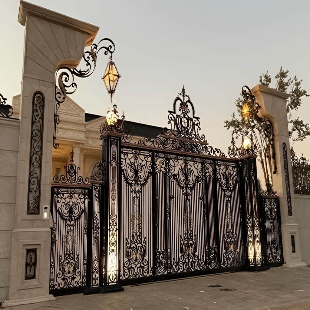 درب حیاط آهنی نفررو در حال نصب روی چهارچوب آهنی