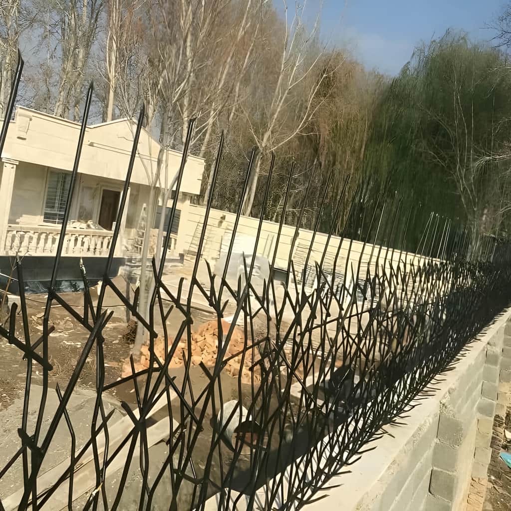 نرده روی دیوار ساختمان ویلایی