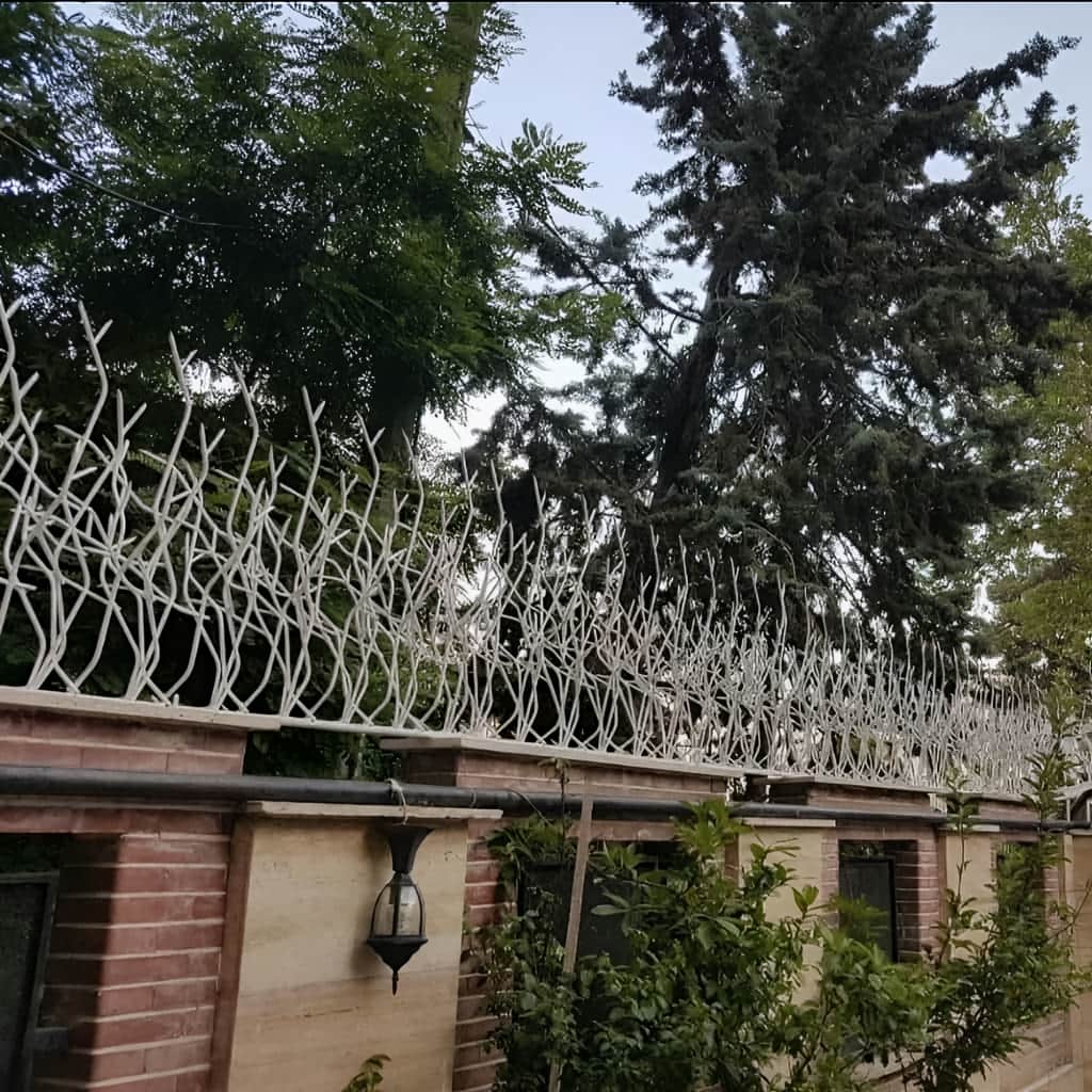 حفاظ روی دیوار فلزی مقاوم