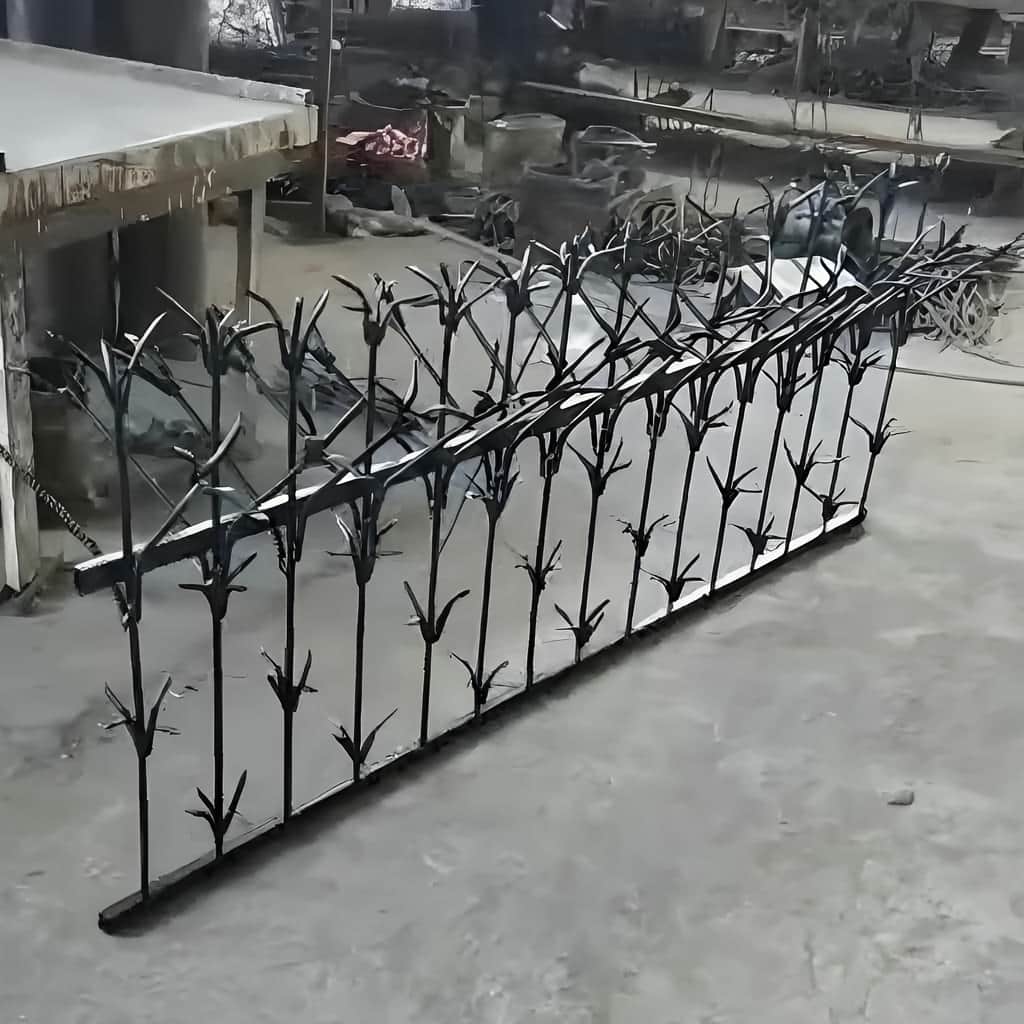 حفاظ روی دیوار ساختمان مسکونی