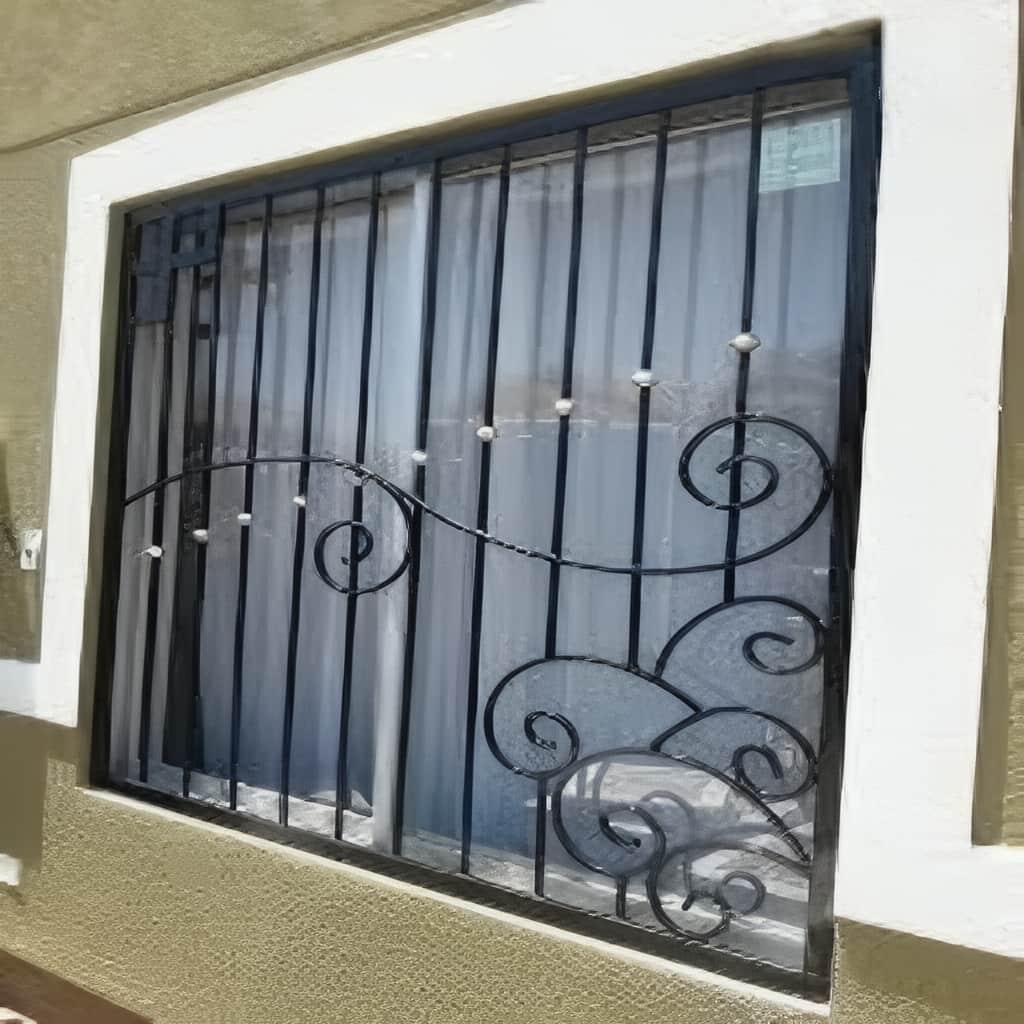 حفاظ پنجره سفید هماهنگ با سبک مدرن ساختمان