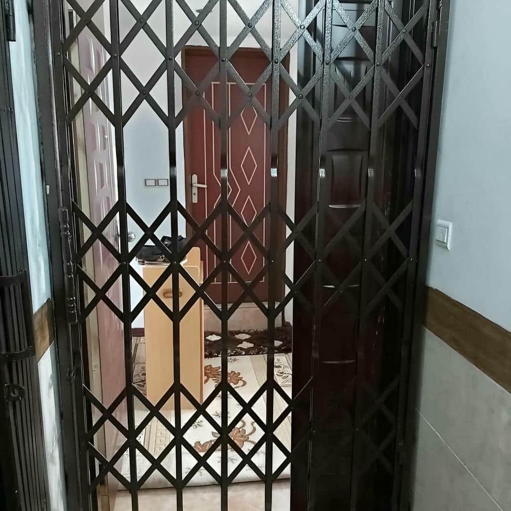 درب آکاردئونی فلزی ورودی ساختمان