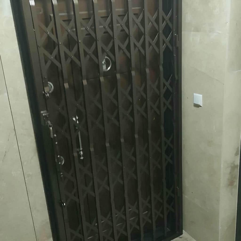 حفاظ پشت درب آپارتمان مدل ساده