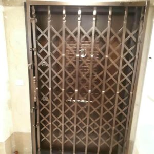 حفاظ کرکره ای فلزی هماهنگ با نمای ساختمان