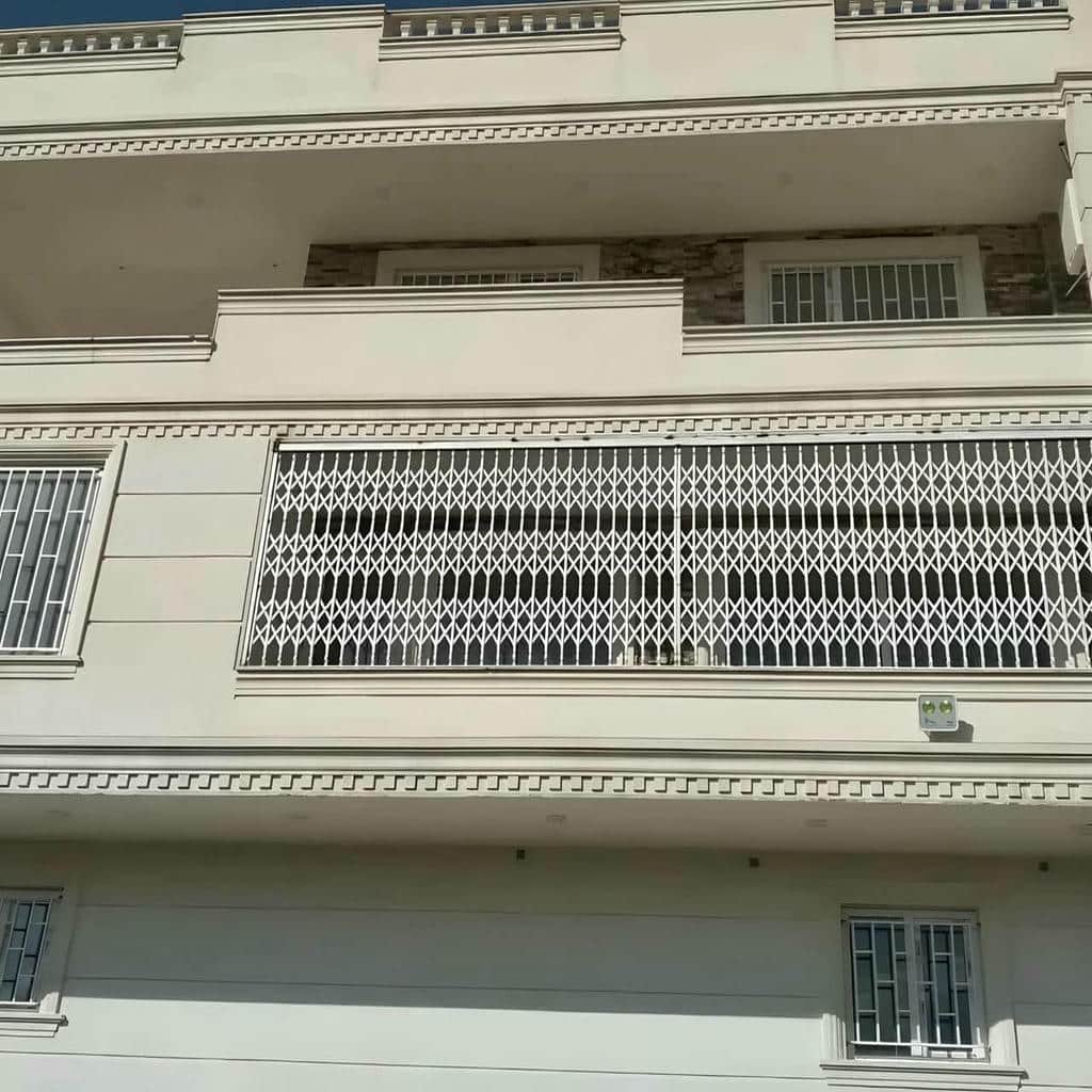 درب آکاردئونی آپارتمان با بدنه فلزی