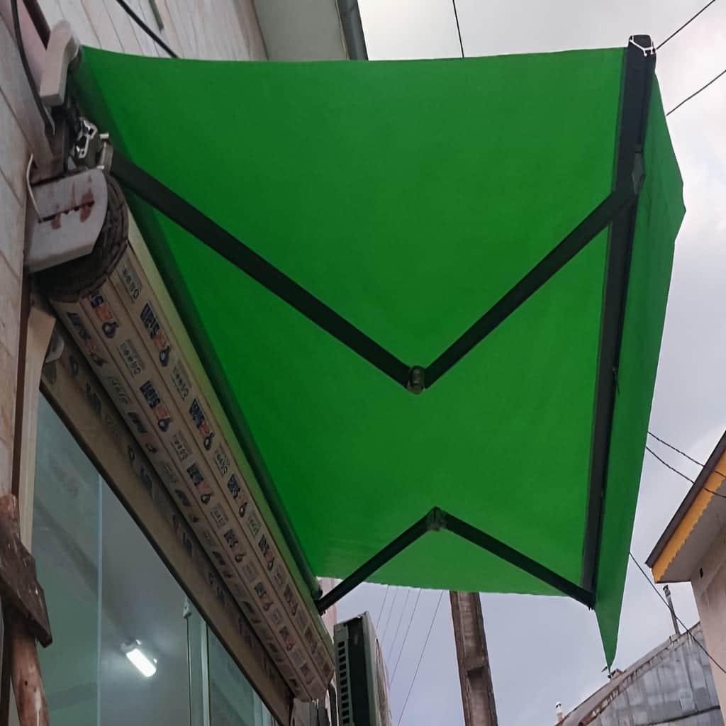 سایبان تاشو نصب شده در محیط پرتردد