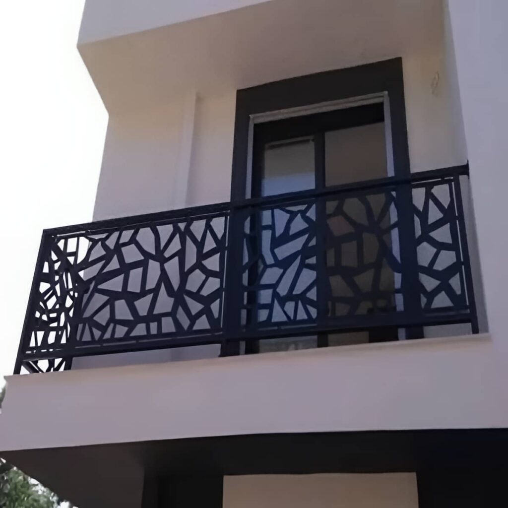نرده بالکن کلاسیک با جزئیات فلزی ظریف