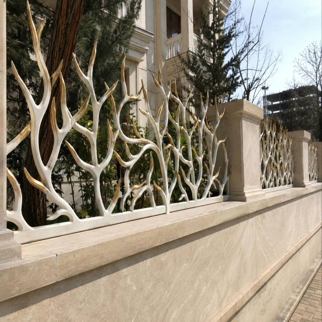 حفاظ شاخ گوزنی طرح f روی دیوار ساختمان