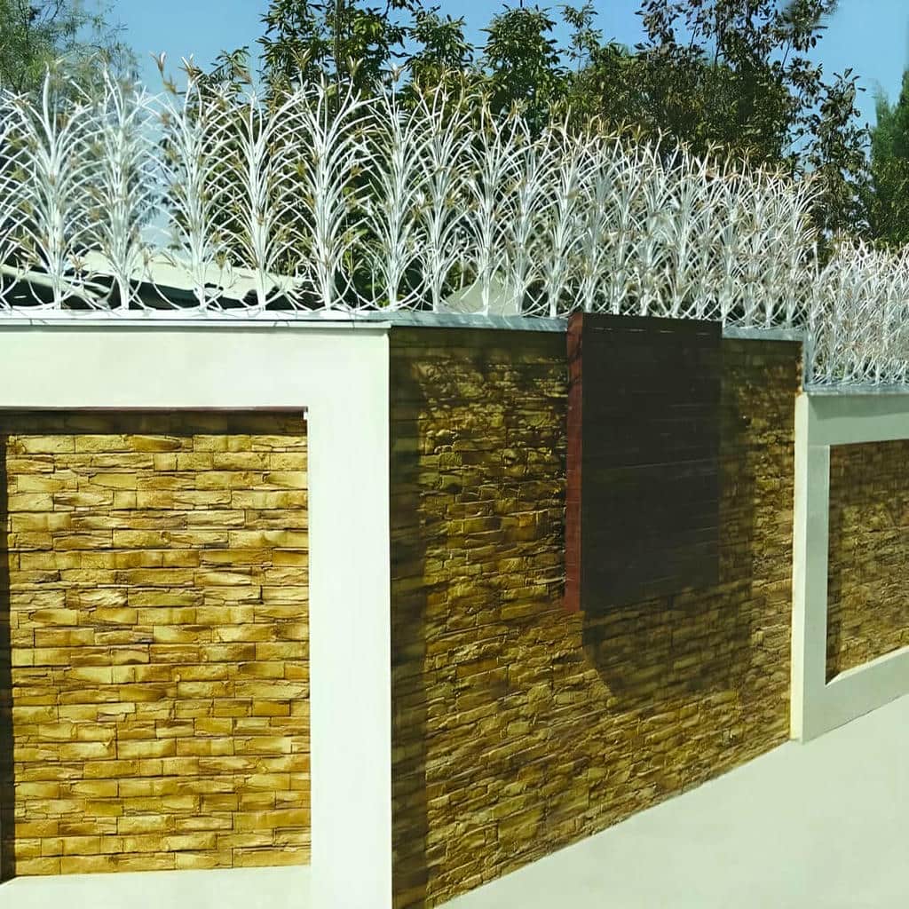 حفاظ شاخ گوزنی طرح اف روی دیوار