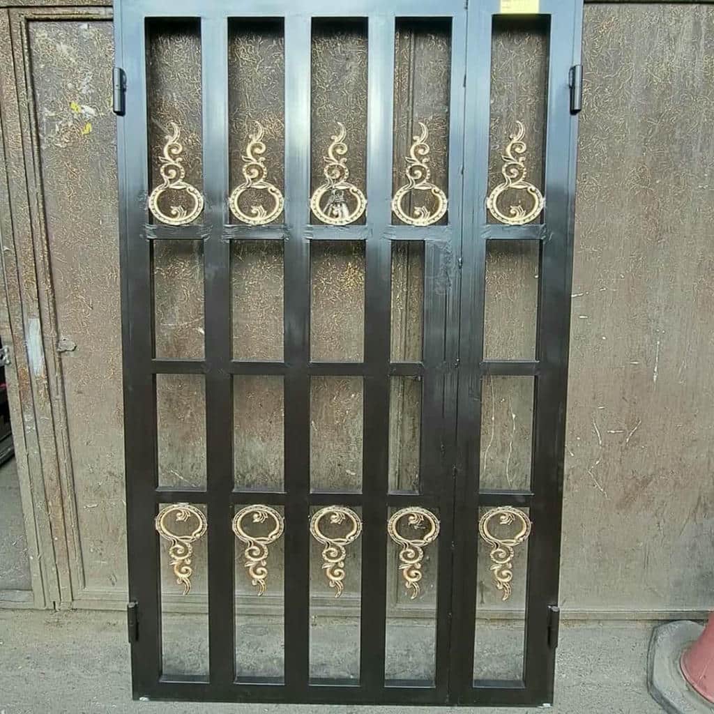 حفاظ کرکره ای طرح دار ورودی ساختمان