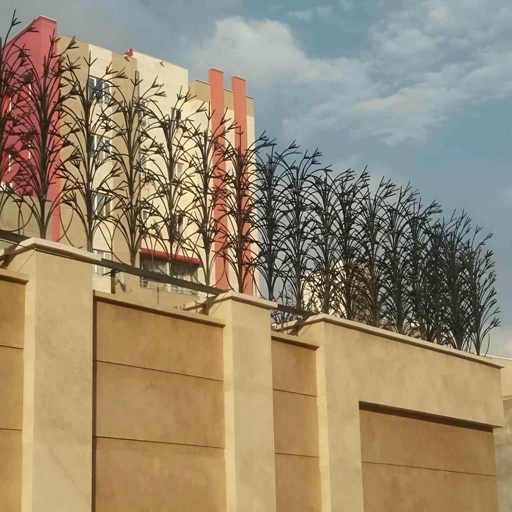 نرده آهنی روی دیوار کم عرض