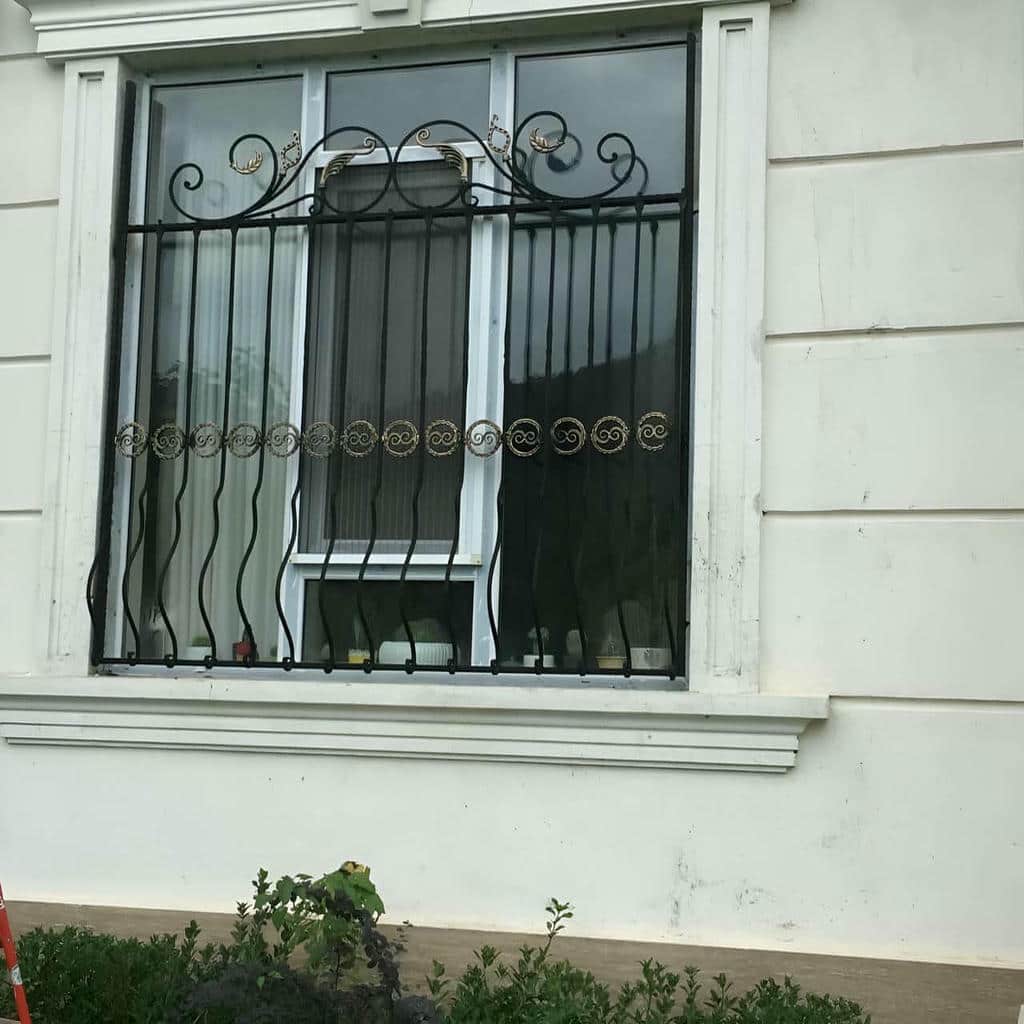 حفاظ پنجره گلنرده با جزئیات فلزی