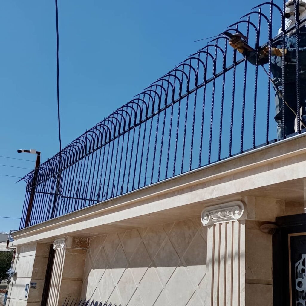 نرده روی دیوار نمای کلاسیک