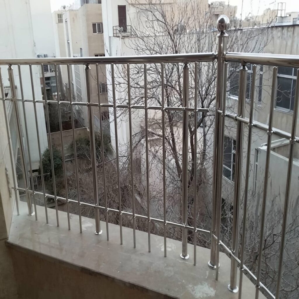 حفاظ تراس مدرن هماهنگ با نمای ساختمان
